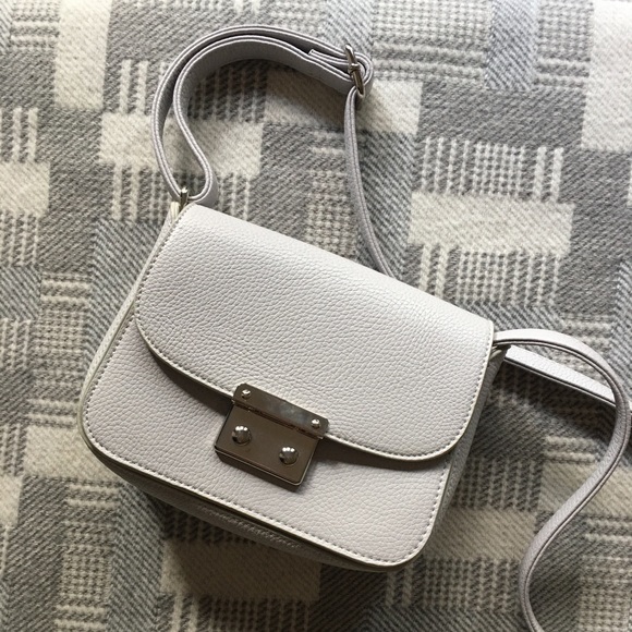 🩶 Lovely gently used grey & silver pebbled leather adjustable crossbody purse - Picture 3 of 16